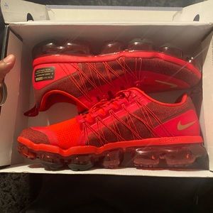 NIKE RED/GLD VAPORMAX